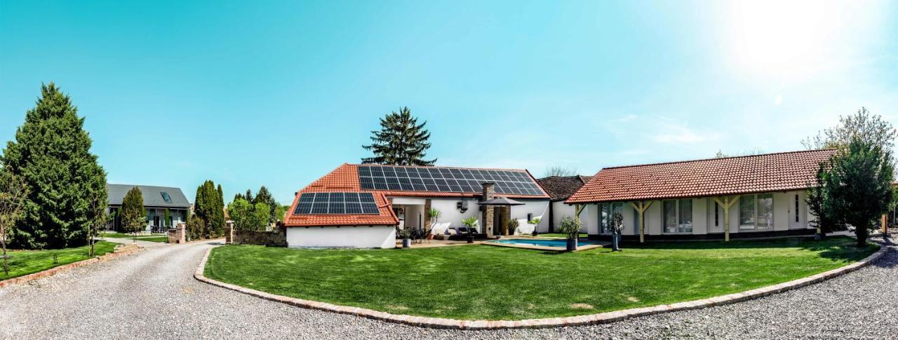 לינה וארוחת בוקר Kisharsány Szent Gyoergy Kuria מראה חיצוני תמונה